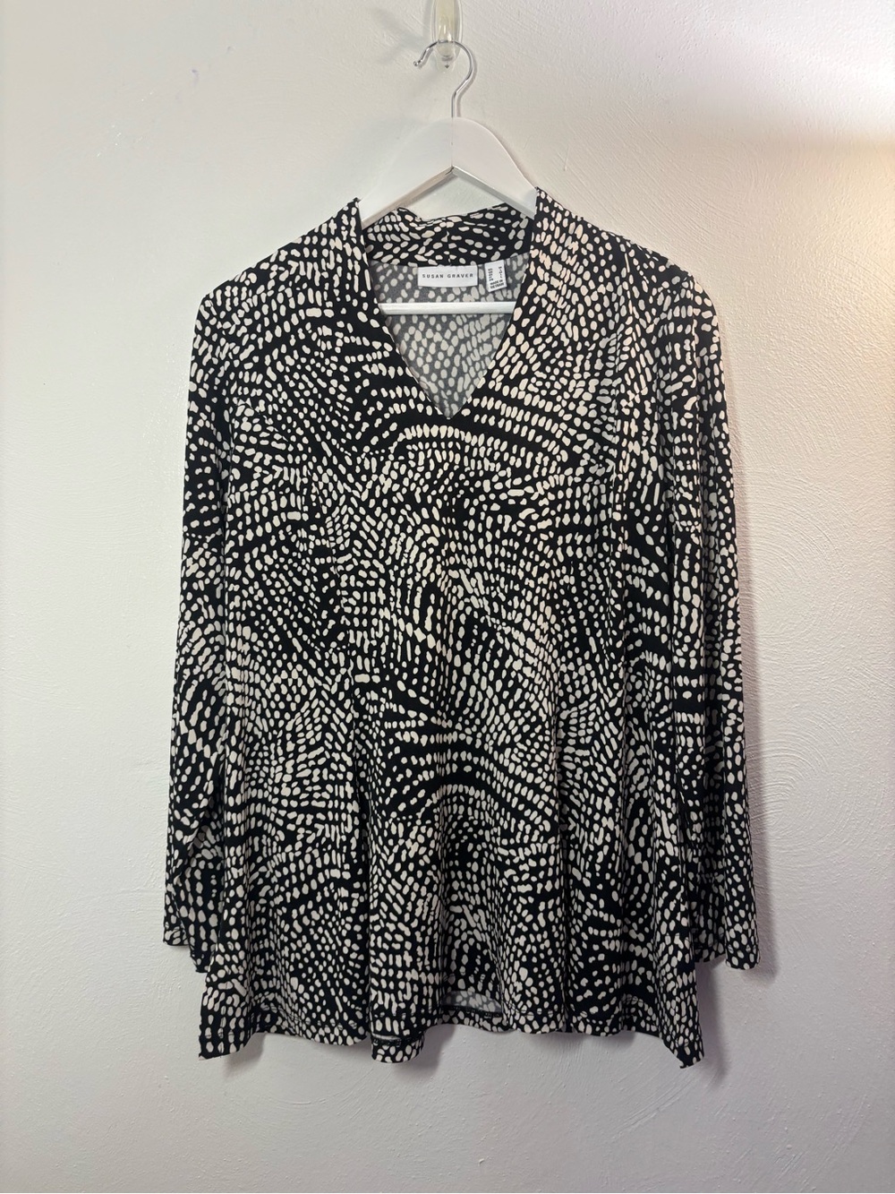 Susan Graver Black & White Abstract Dot V-Neck Long Sleeve Top Size Medium